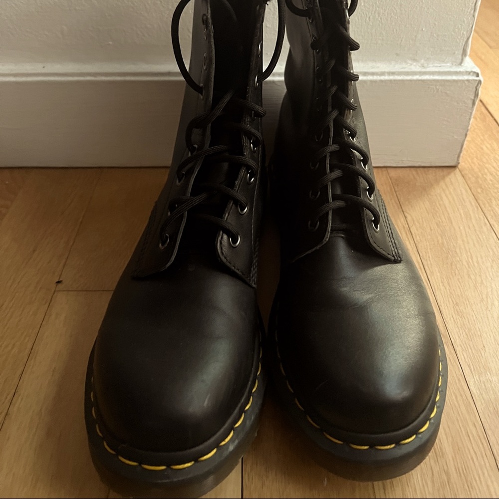 *LIKE NEW* Dr. Martens 1460 SMOOTH LEATHER LACE UP BOOTS